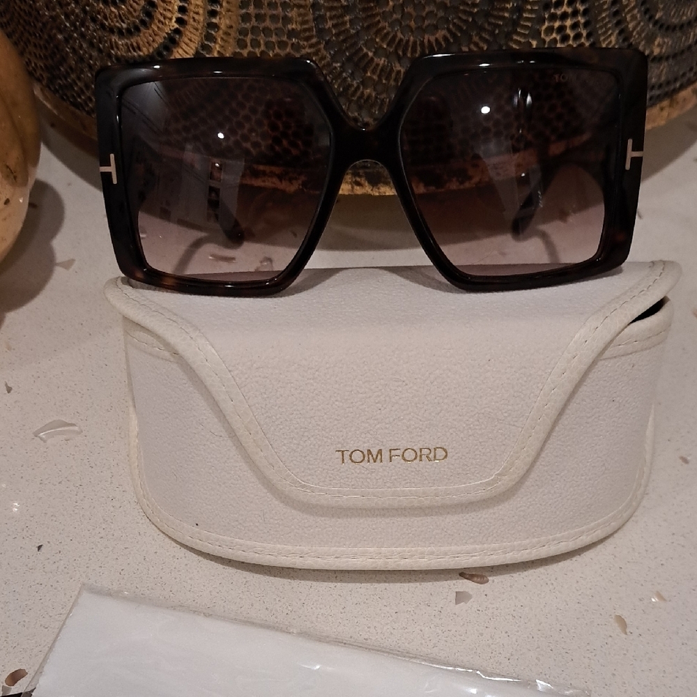 NWT Tom Ford Tortoiseshell Sunglasses with White Case - Picture 10 of 10